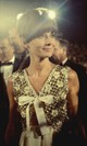 1975: Audrey Hepburn egy gyönyörű Givenchy kreációban tündökölt a régi Hollywood Oscar szőnyegén