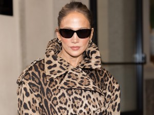 Ez tényleg ő? Szokatlan szettben pózol Jennifer Lopez, hirtelen alig ismertünk rá