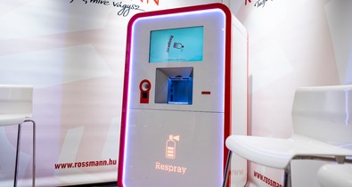 Forradalmi magyar fejlesztés: megérkezett az első dezodor utántöltő automata a Rossmann üzleteibe