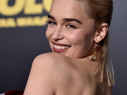Emilia Clarke az ártatlanság és a cukiság megtestesítője ebben a ruhában! 