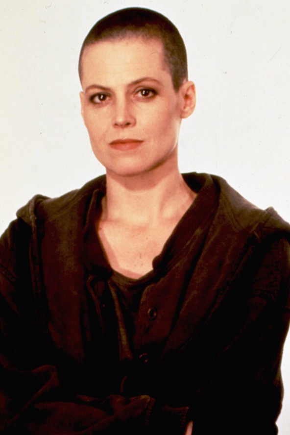 Sigourney Weaver 1992-ben forgatta az Alien harmadik epizódját, állítólag nem kevés pénz ütötte a markát csak azért, hogy kopaszra borotváltatta a fejét.