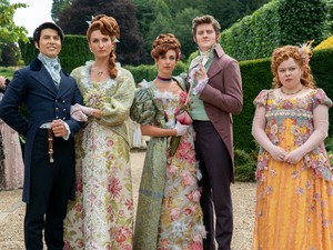 Hivatalos: A Bridgerton két sztárja romantikus fotókkal erősítette meg kapcsolatát