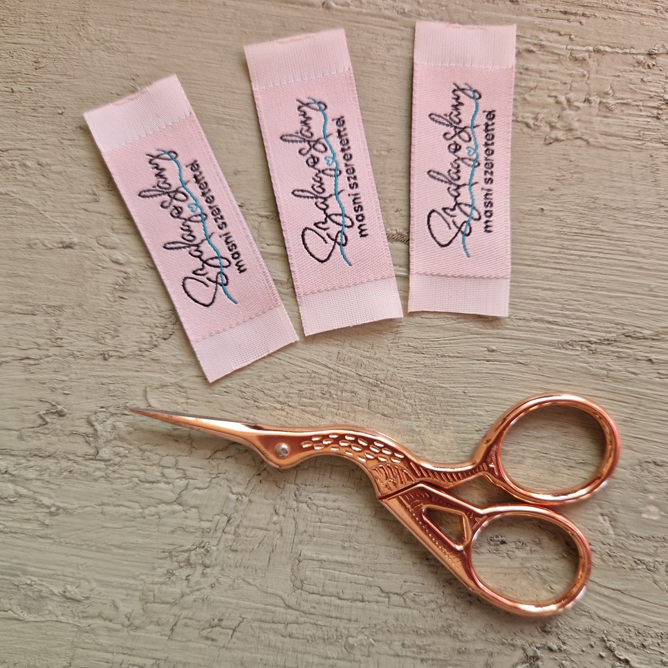 Lévay Nóra kiemelten figyel a fenntarthatóságra, például Oeko-Tex tanúsítvánnyal ellátott alapanyagokat használ.