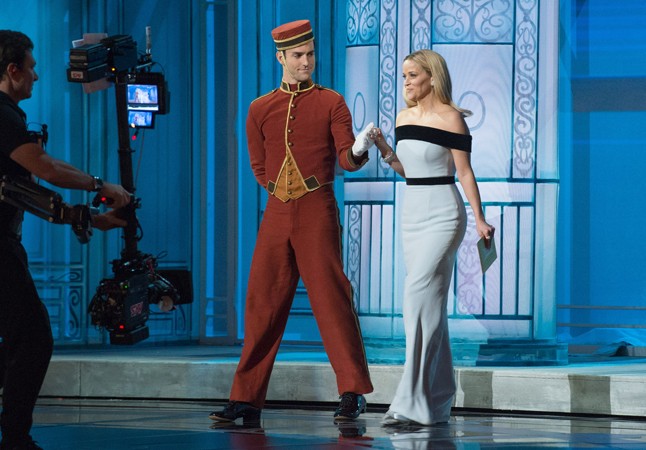 Reese Witherspoont stílusosan felvezeti a színpadra egy liftes fiú.