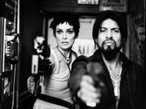 Sharon Stone bedurvult, géppisztollyal pózol