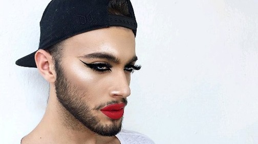 Ez a szexi pasi fényévekkel jobban sminkeli magát, mint te