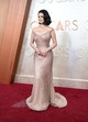 Selena Gomez álomszép Oscar-ruhájában bemutatja a régi hollywoodi csillogást. Olyan, mint egy modern Sophia Loren, aki a ruhát is ihlette. A hitelességet a következő szintre emelve Gomez és a tervező ugyanazzal a szabóval működött együtt, aki egykor Lorennel dolgozott az örökké emlékezetes ruhái megtervezésében.