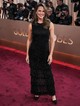 Az 53 éves Jennfier Garner egy egyedi készítésű, fekete, kristályokkal kirakott Cong Tri ruhában ragyogta be a gálát. A megjelenését fekete, hegyes orrú Roger Vivier magassarkúkkal, gyémánt fülbevalókkal és egy Roger Vivier táskával egészítette ki.  