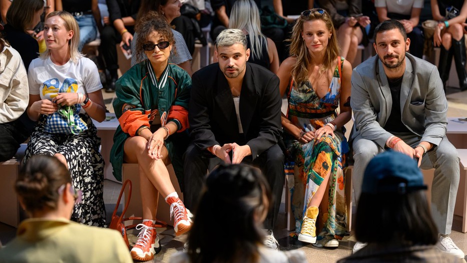 A divatrajongó hazai sztárok is részt vettek a magyar tervezők 2023-as tavaszi-nyári kollekcióinak bemutatóin. Balról jobbra: Schoblocher Barbara a Blahalousiana énekesnője, Dárdai Blanka énekesnő, Beton Hofi zenész, Sztarenki Dóra színésznő, Szabó Kimmel Tamás színész