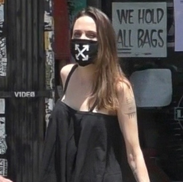 Angelina Jolie maszkban az utcán