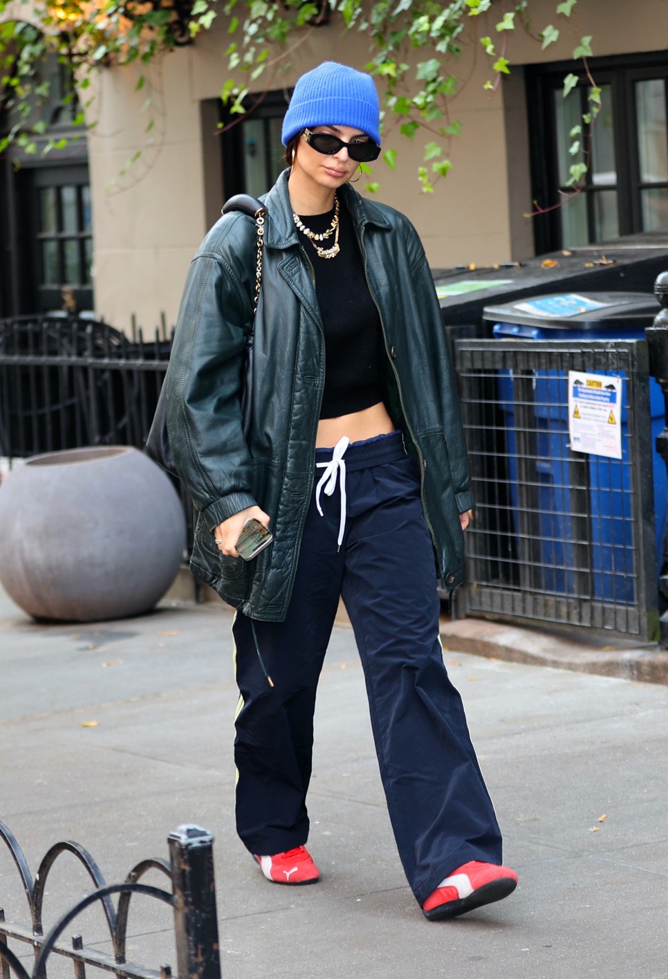 Emily Ratajkowski igazi stílusikon a sneaker trendekben, most a Puma az új kedvence