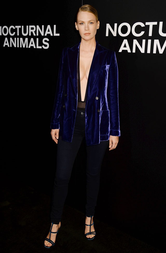 january jones, éjszakai ragadozók, premier, dekoltázs, blézer