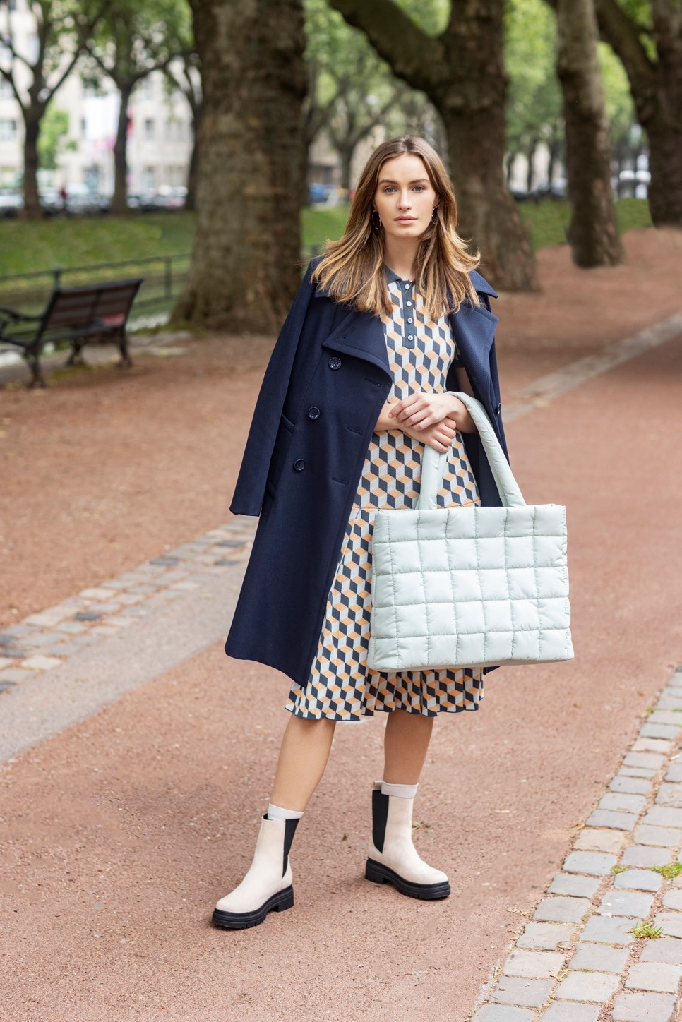 A fehér színű cipő frissességet és fiatalosságot kölcsönöz megjelenésednek