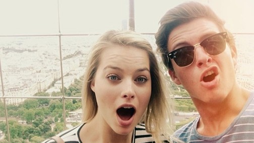 Modell lett Margot Robbie szexi öccséből