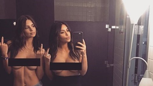 Kim Kardashian és Emily Ratajkowski közös cicis szelfijétől felrobbant az Instagram