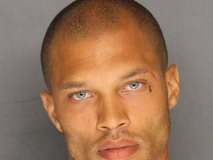 Ebben a világban már bármi lehet: a börtönből szabadult, most a divatbemutató szenzációja volt az internet kedvenc bűnözője