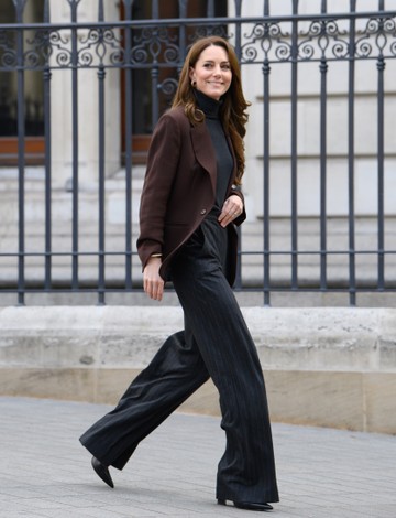 A királyi család tagjaként is lehetsz cool girl. Katalin hercegné idei egyik legstílusosabb szettje egy csíkos nadrágból, egy színben harmonizáló garbóból, és egy Petar Petrov által tervezett csokoládébarna blézerből áll. Ez azt összeállítást akár egy fashion influencer is magára ölthetné, ha a virális tartalom a cél!