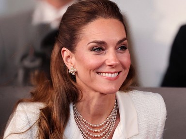 Nem akárkitől kapott csókot Katalin hercegné: a váratlan pillanatot kamerák is rögzítették