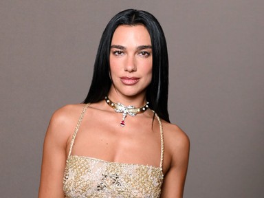 Dua Lipa bevállalta a világ legkockázatosabb ruháját, csupán gyöngyök takarták a testét
