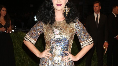 Katy Perry koronával vonult be a vörös szőnyegre