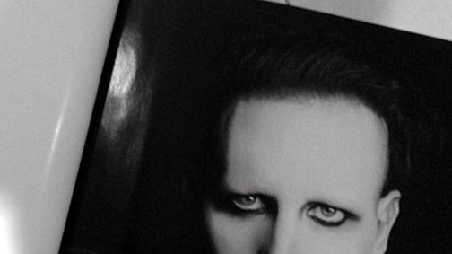 Sokkrocker pózol a luxusmárkának