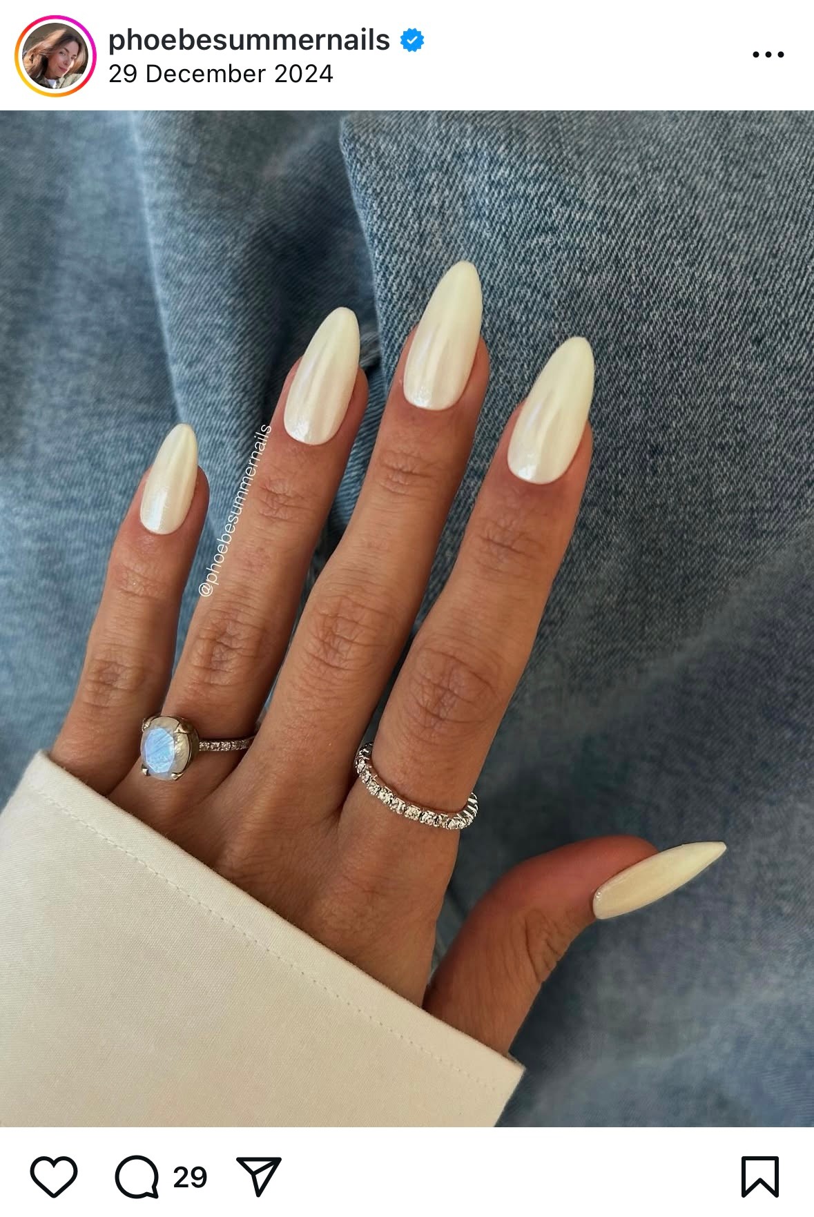 A krómozott körömfelületek továbbra is maradnak, és a klasszikus fehér színre feltéve egyedülálló fényt kölcsönöznek a kezednek.