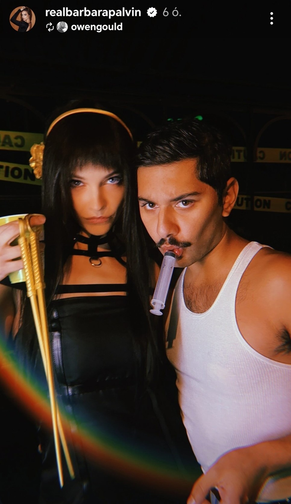 Palvin Barbara fekete hajjal a halloweeni buliban