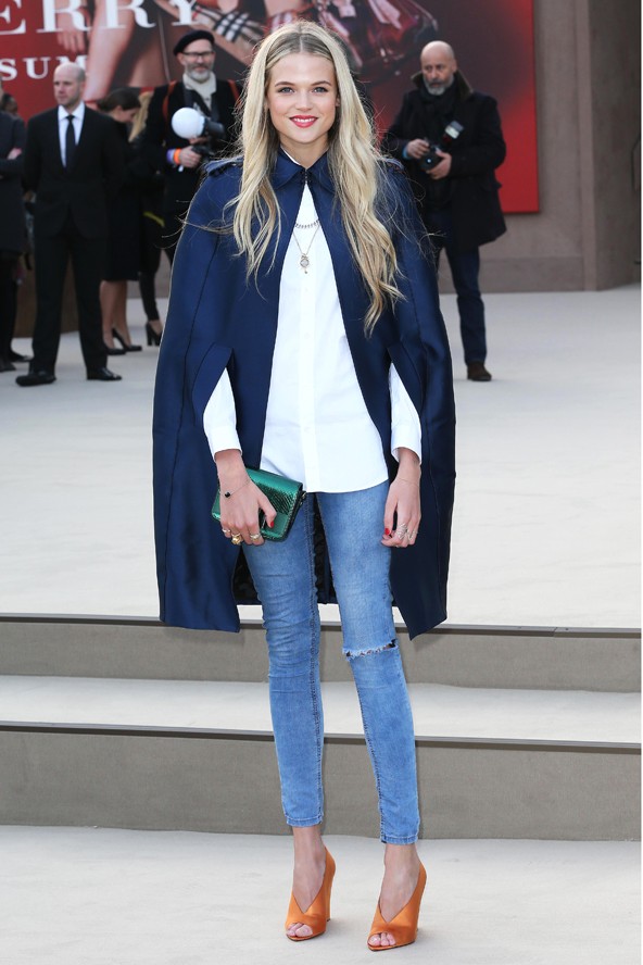 Izgalmas pelerinben idén tavasszal a Burberry show-ján.