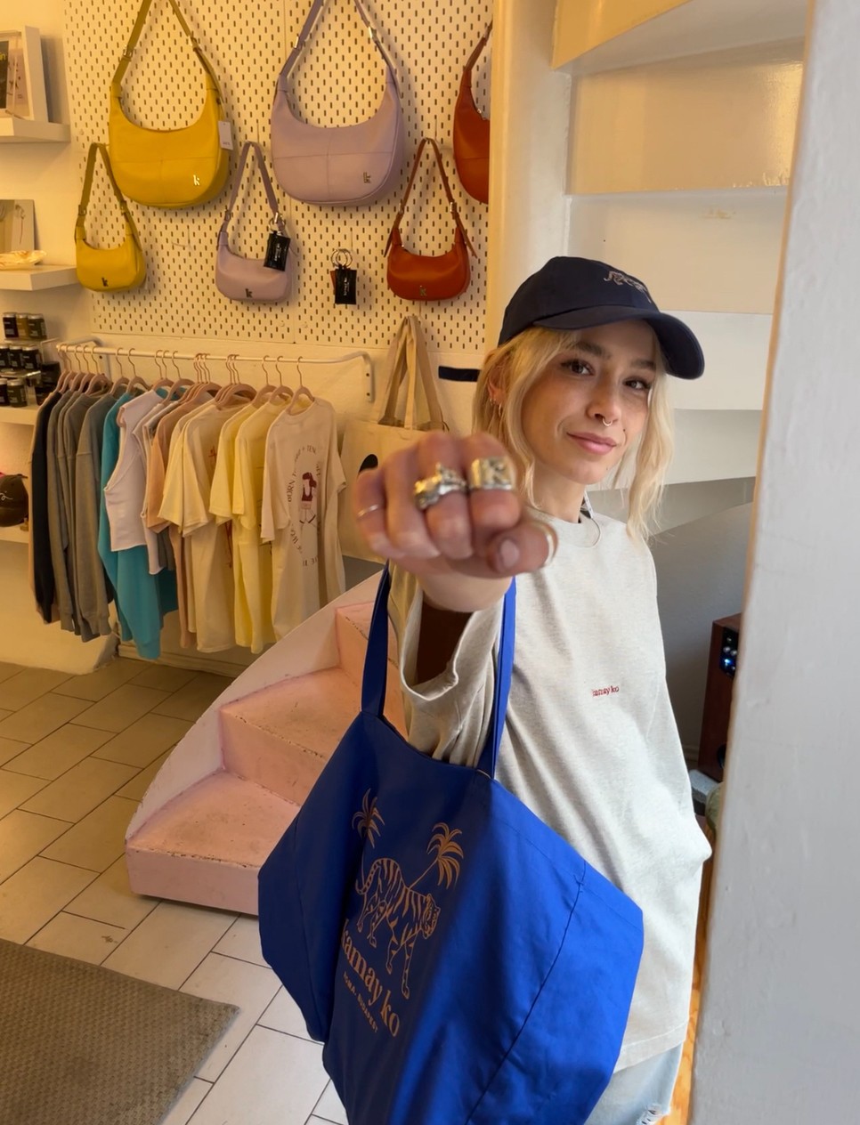 Székely Málna gyermekként kezdett el érdeklődni a divat és kiegészítők iránt, majd ezt szenvedélyévé formálta