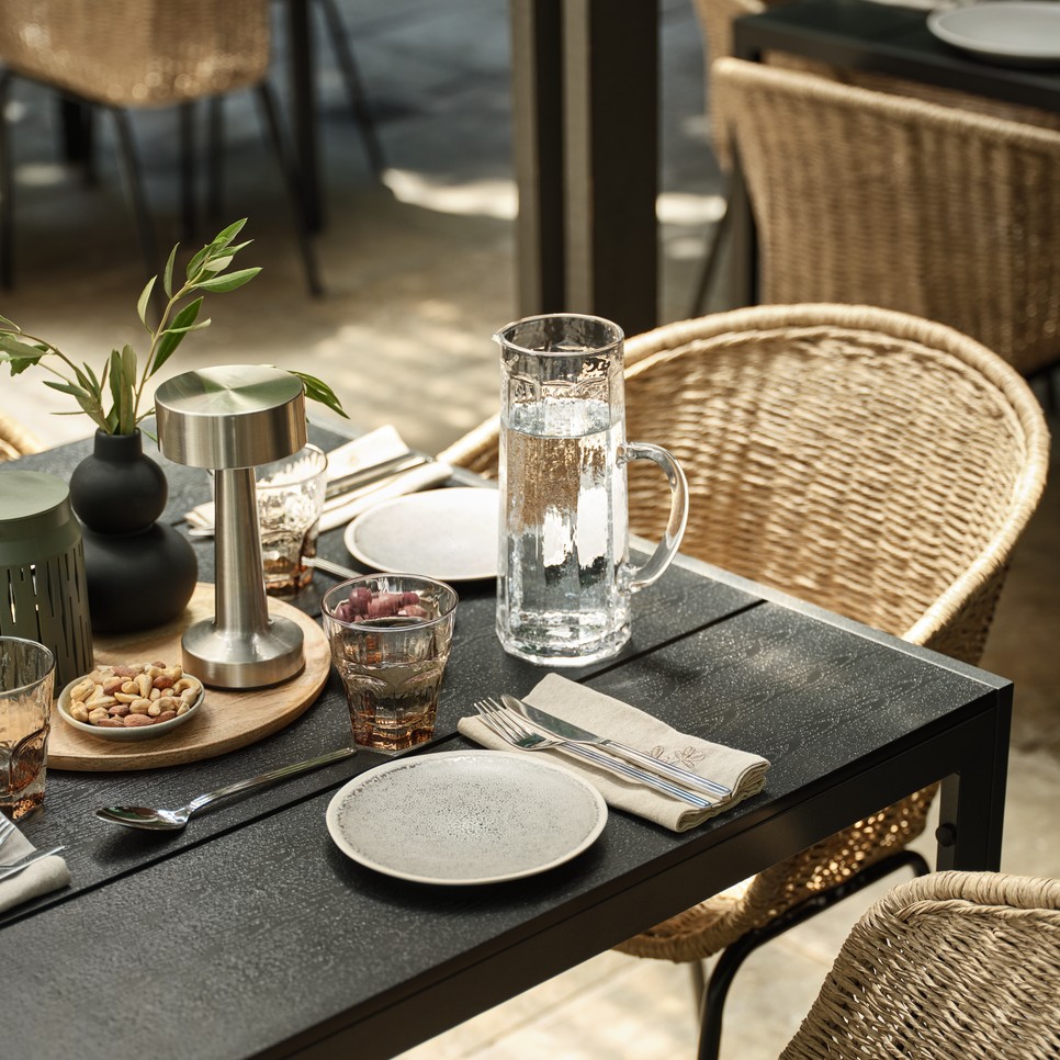 Húsvéti hangulat letisztult skandináv stílusban – elegáns asztaldekoráció a JYSK kínálatából, ahol a természetes textúrák és modern részletek találkoznak