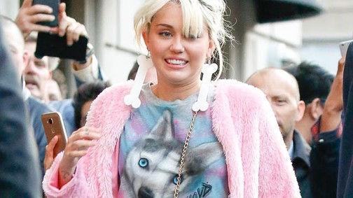 Halott kutya, plüss dzseki, plasztik cipő - Miley Cyrus újra a régi