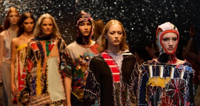 Ferencz Borbála és a MOHU új kampánya megmutatja, hogy a szemét is lehet művészet