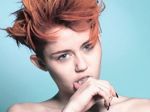 Miley Cyrus pucér fürdőzős fotója habszakállal
