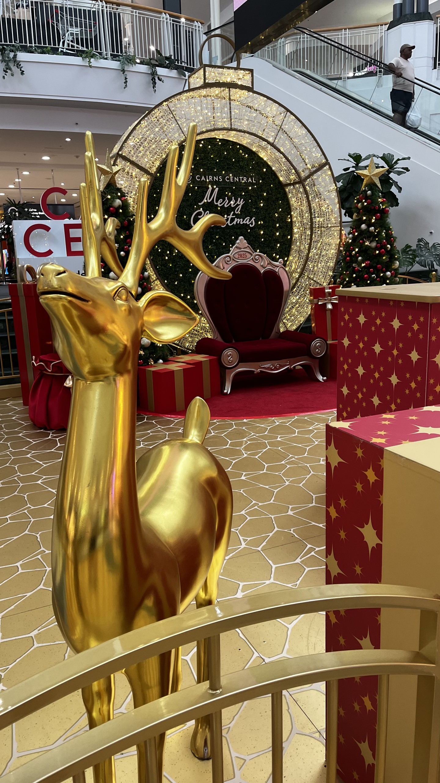 Ahogy Európában, úgy Ausztráliában is igen korán ünnepi díszbe öltöznek a plázák, ez itt épp Cairns