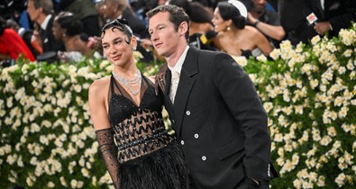 Hivatalos: Dua Lipa megerősítette, hogy eljegyezték egymást Callum Turnerrel