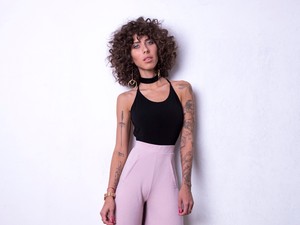 Cinthya Dictator bohém összeállítást választott kávézáshoz