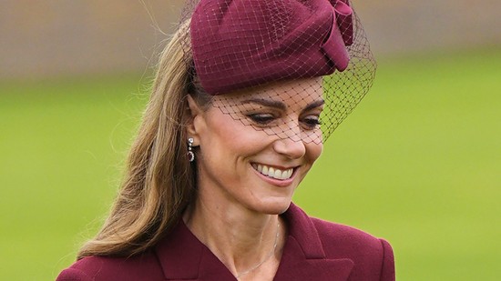 Katalin hercegné Melania Trumpot is túlragyogta: Vilmos herceg felesége lélegzetelállítóan festett bordóban