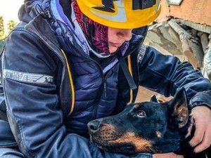 „Ha hívnak minket, menni kell" - Solka, a magyar kutya és gazdája, Erzsébet életet mentettek Törökországban