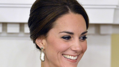 Hú, de gyönyörű ebben a vörös ruhában Kate Middleton!