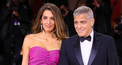 Ez Amal Clooney egyik legmerészebb miniruhája, úgy néz ki benne, mint egy szupermodell