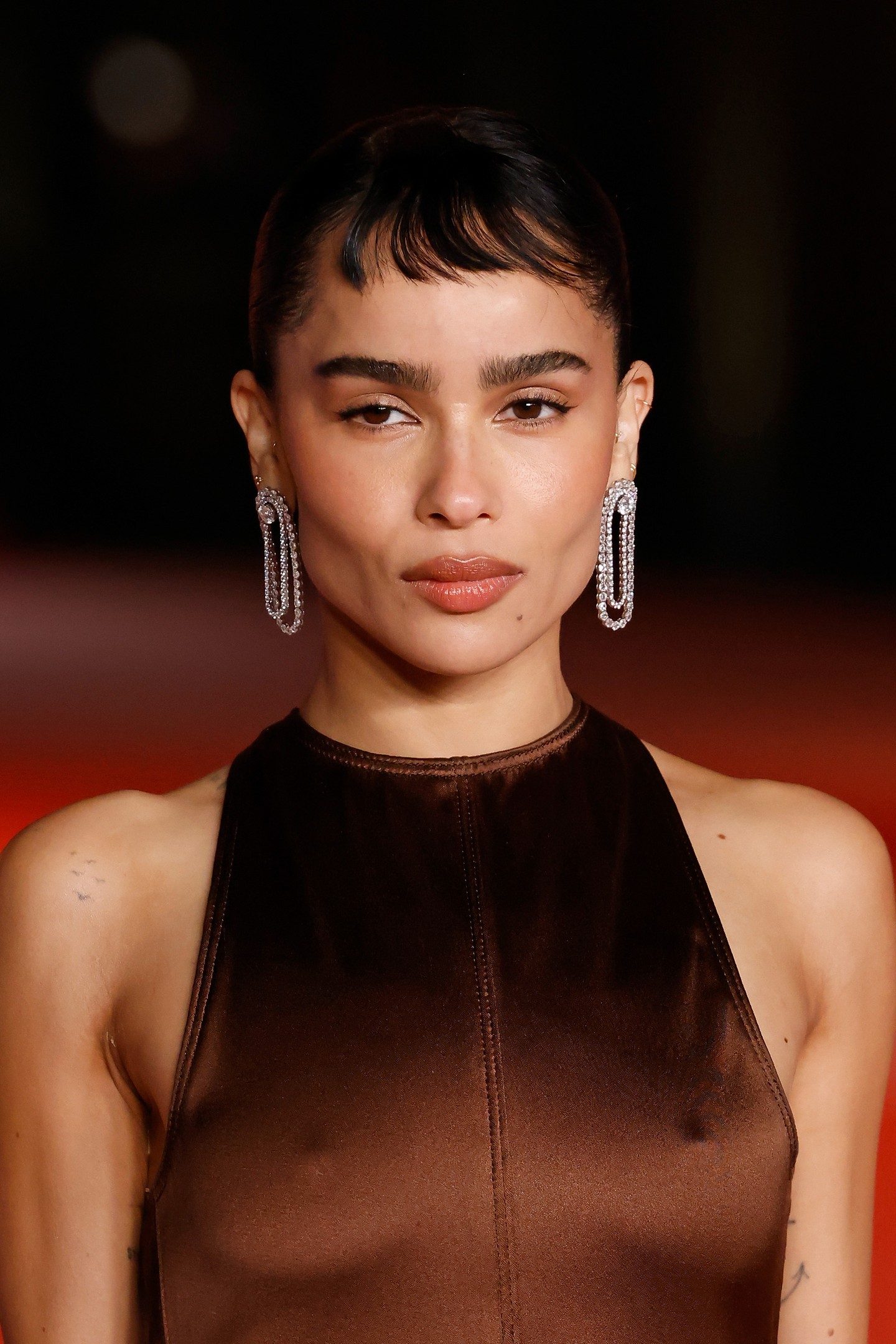 Zoe Kravitz frizurája egyértelműen hajaz Audrey Hepburn hajstílusára
