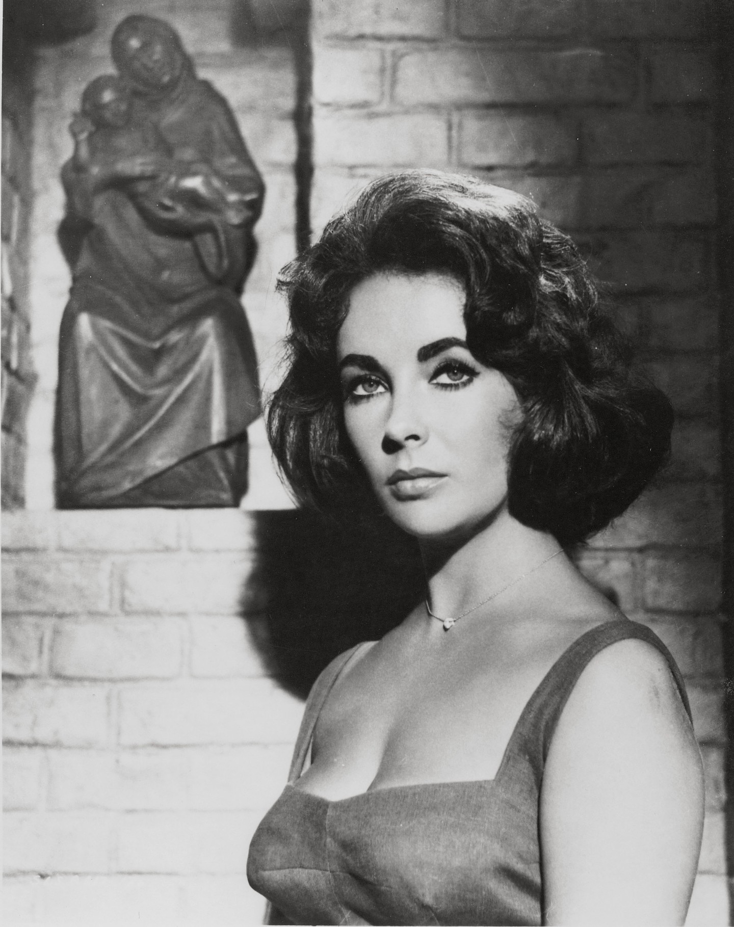 Dupla szempillasorral rendelkezett (egy genetikai mutáció miatt), ami még hangsúlyosabbá tette tekintetét.