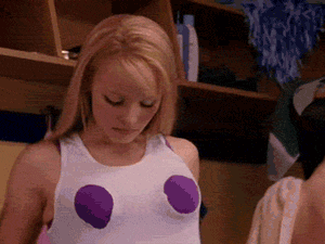 Az új trend a melltartót a ruhádon kívül hordani