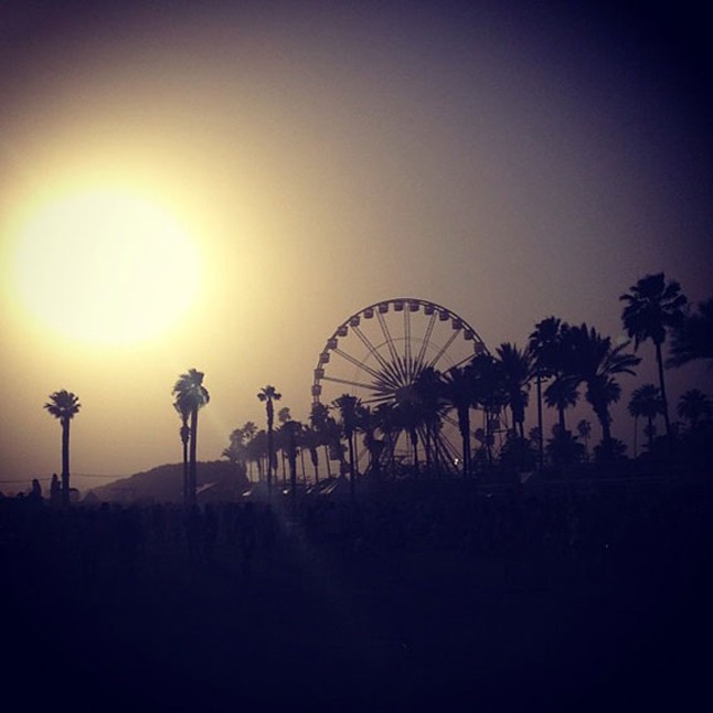 Romantikus naplemente a Coachella óriáskereke fölött.