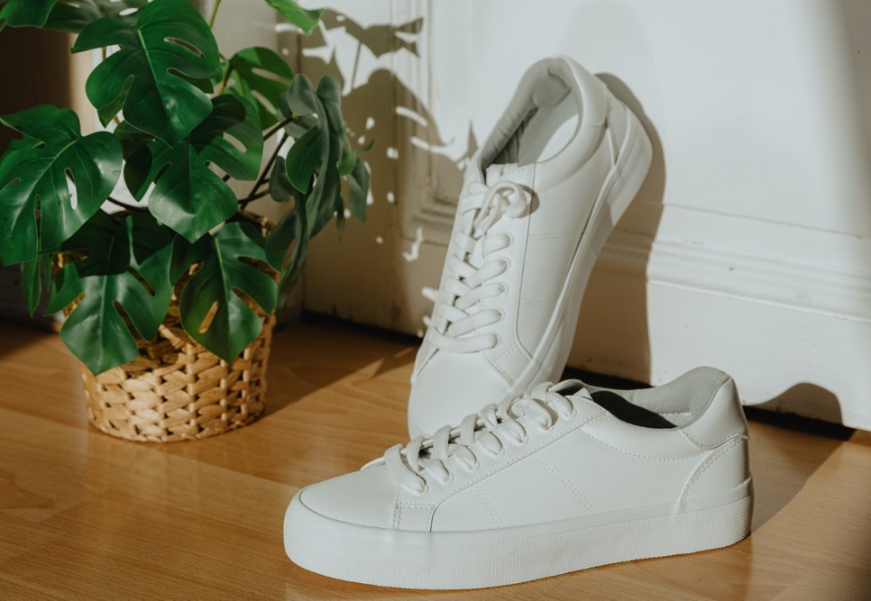 Egy fehér sneaker mindig friss, rendezett és energikus hatást kelt.