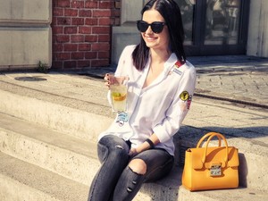 Lola csinosan öltözik a megbeszélésekre