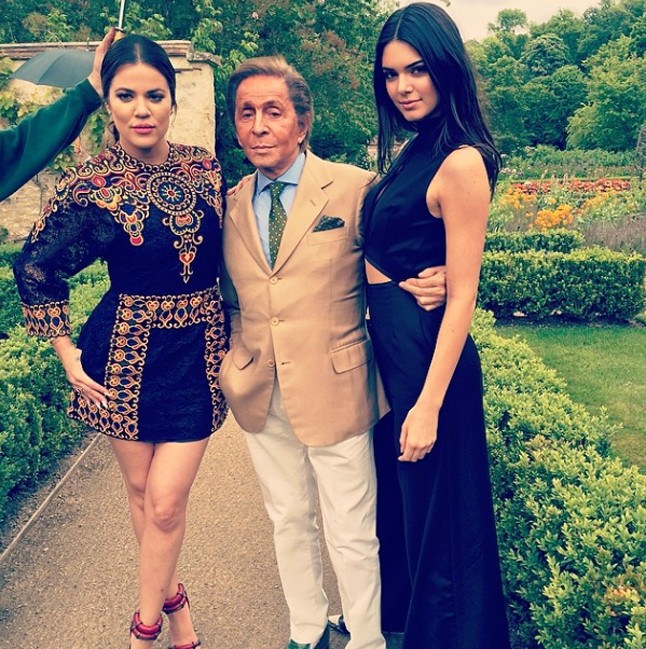 Khloé Kardashian és Kendall Jenner az olasz tervezővel.