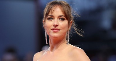 Álomszép, tűzpiros ruha, csak sajnos nem Dakota Johnson stílusa