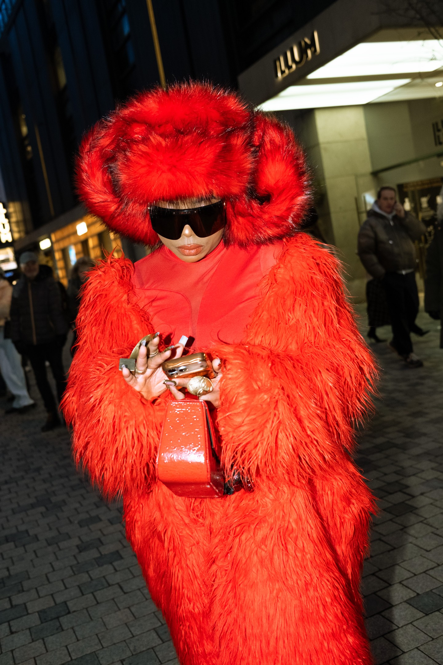 A piros szőrme és a futurisztikus kiegészítők látványos példái annak, amikor a kényelem és az önkifejezés kéz a kézben jár.