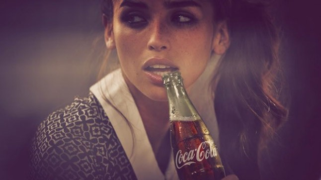 Palvin Barbara nagyon érzi - Fotók és kulisszatitkok az új Coca-Cola kampányról
